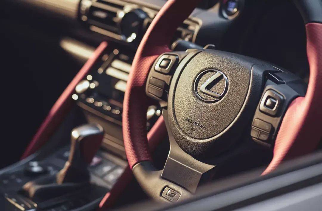 雷克薩斯日本市場發(fā)布IS 500“巔峰版”,升級制動,依舊是自吸大V8