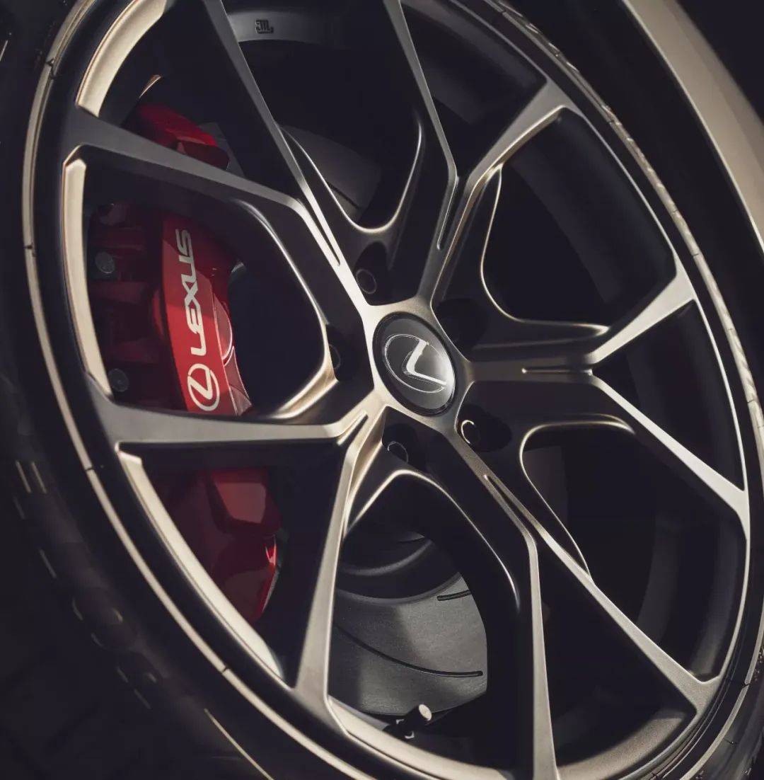 雷克薩斯日本市場發(fā)布IS 500“巔峰版”,升級制動,依舊是自吸大V8