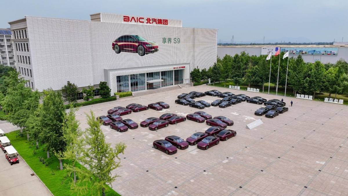 雖遲但到 上市一年之后享界S9有了Logo