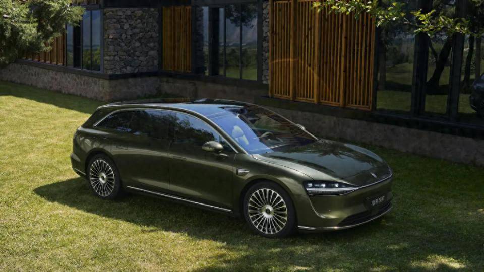 華為三界發力:問界M8推純電版,享界S9T美出圈,尚界H5普及智駕