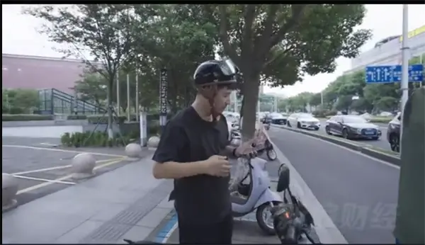 名下公司存款上億 張雪峰自曝沒有車也不會開車 都是騎電動車上下班 名下公司存款上億!張雪峰自曝沒有車也不會開車 都是騎電動車上下班