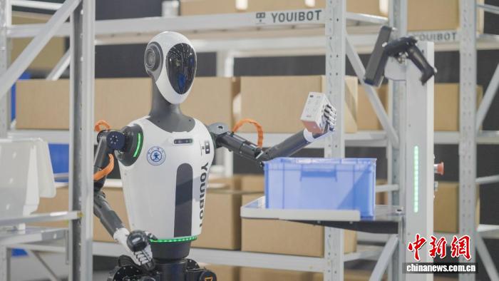 人形機器人“凌樞”在合肥發布 可實現跨場景集群作業