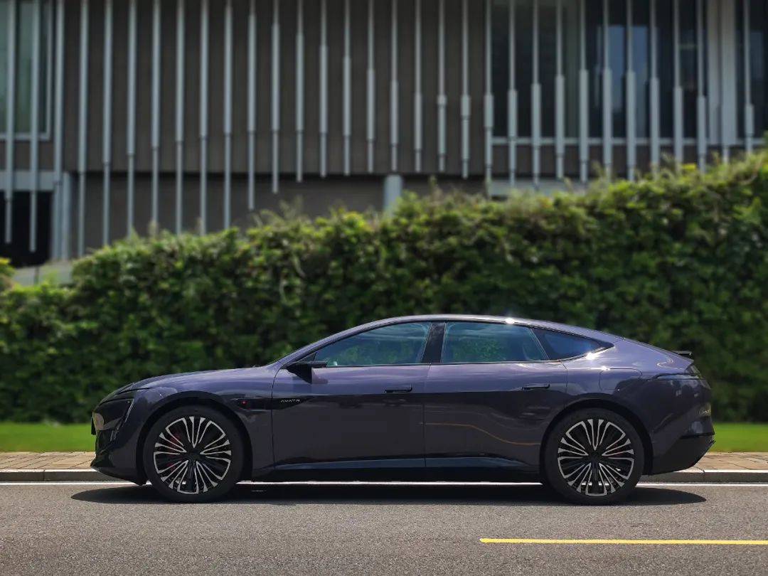 來自未來的顏值——阿維塔12后驅增程版