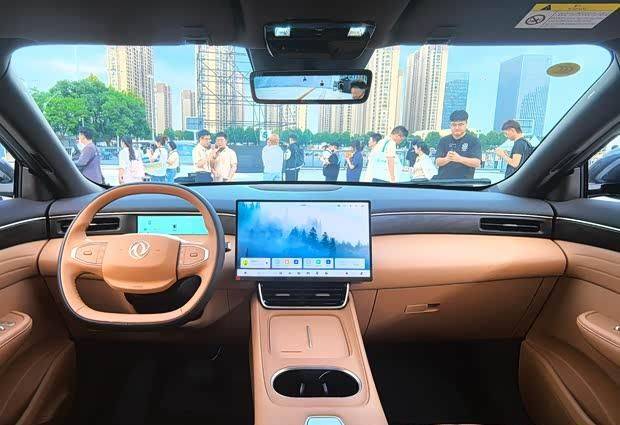 東風風神L7實車首秀:智能座艙三件套配齊 續航超1500公里