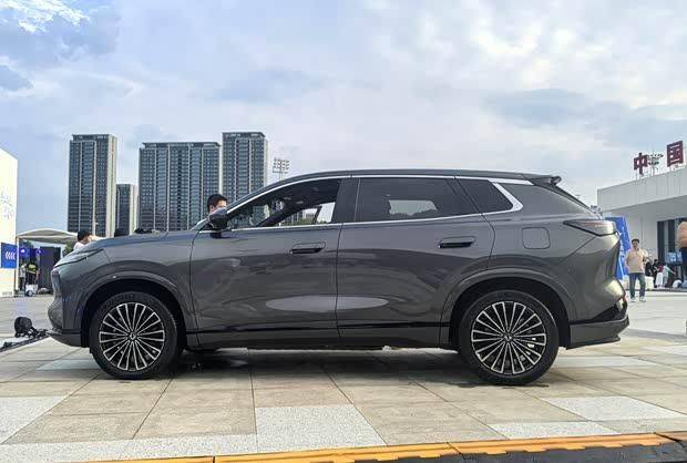 東風風神L7實車首秀:智能座艙三件套配齊 續航超1500公里