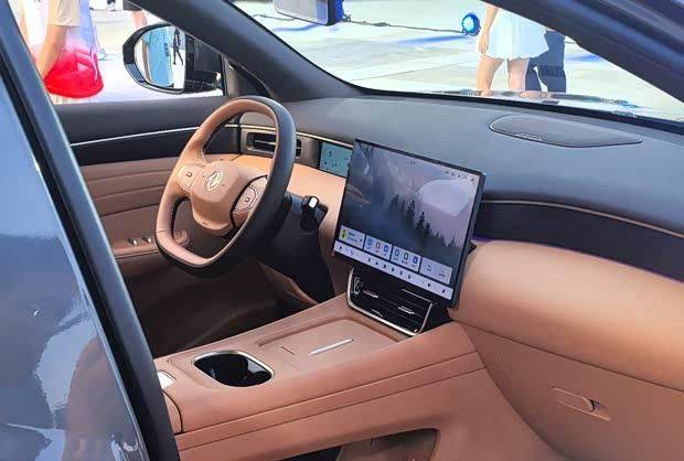 東風風神L7實車首秀:智能座艙三件套配齊 續航超1500公里