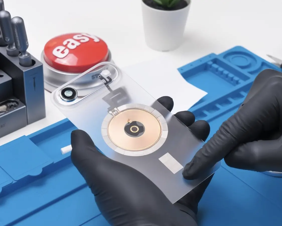 博主成功拆解蘋果iPhone Air,刮去背板涂層打造“透明版”機型