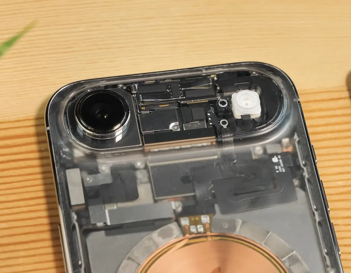 博主成功拆解蘋果iPhone Air,刮去背板涂層打造“透明版”機型