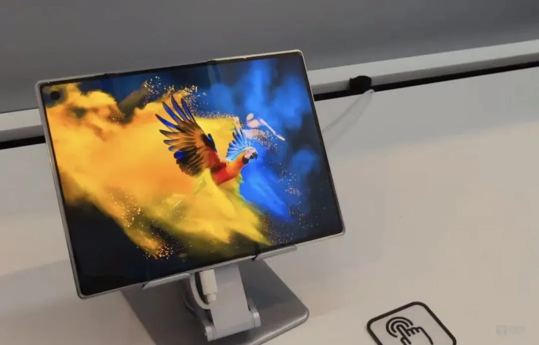 當存儲漲瘋了,國產屏的紅利緩解了手機、PC廠商的焦慮 國產三折疊屏